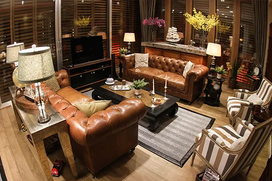 sitting group, leather armchairs and television in the king suite